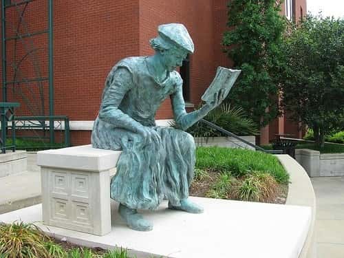 statue of a reader